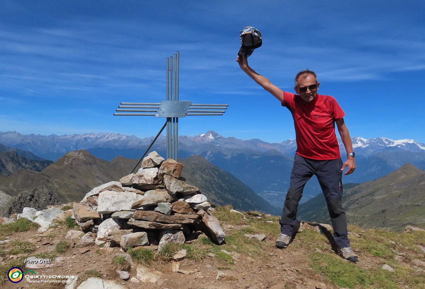 02 In vetta al Monte Masoni (2663 m) con vista verso le Alpi Retiche.JPG